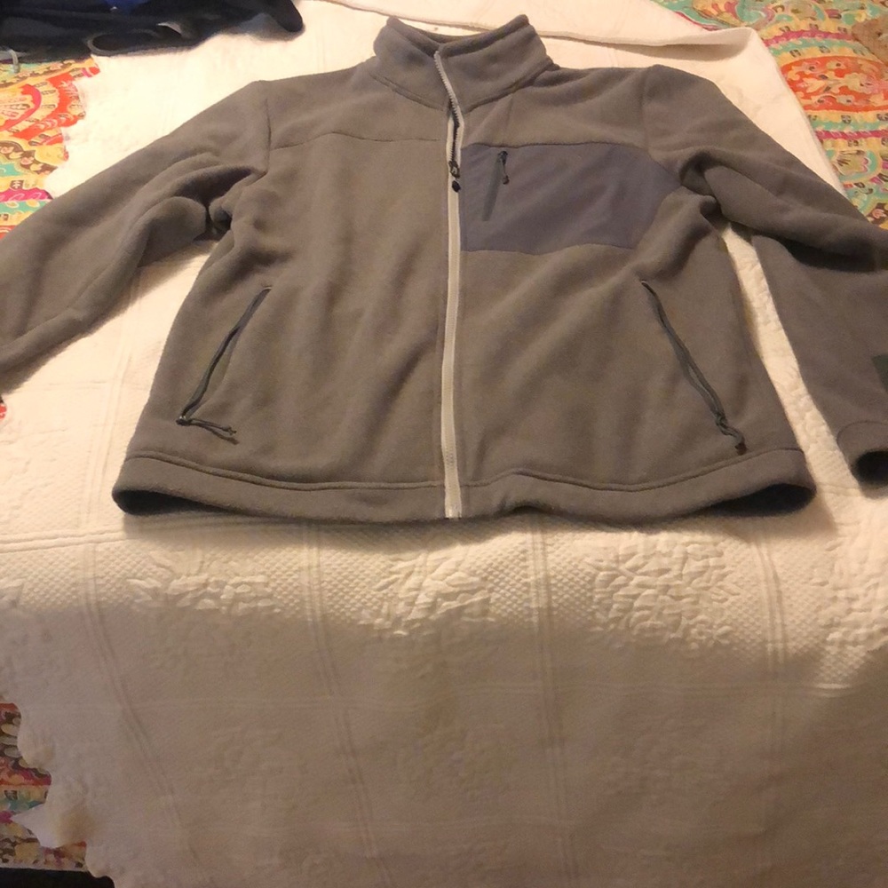 Gray Men’s Northface fleece jacket